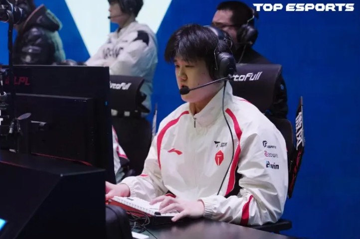 fengyue：对阵iG中期因为我的原因输了，说实话有点辅助差距