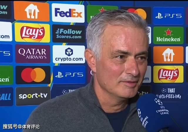 门将读秒绝杀后，穆里尼奥疯狂庆祝！63岁狂人满头白发，依然潇洒