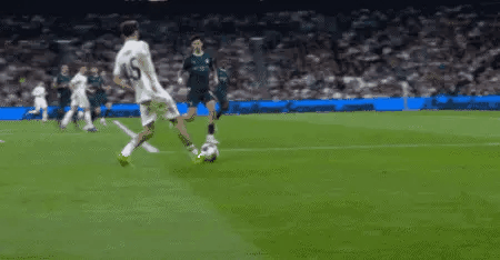 欧冠疯狂夜：巴尔韦德帽子戏法皇马3-0曼城，伯纳乌再次见证传奇